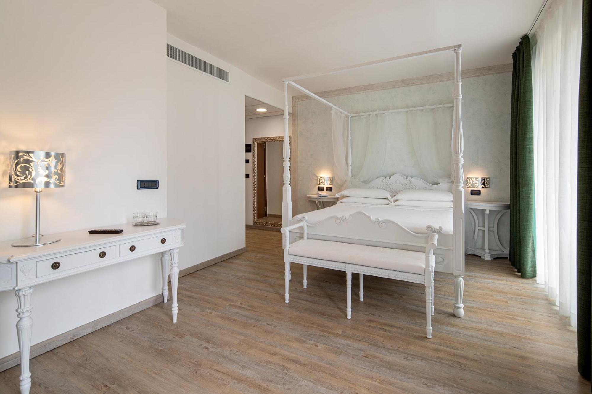 Fantinello Hotel Caorle Buitenkant foto