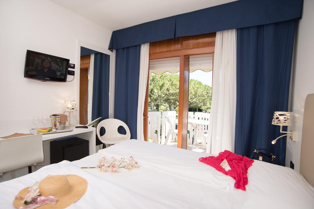 Fantinello Hotel Caorle Buitenkant foto