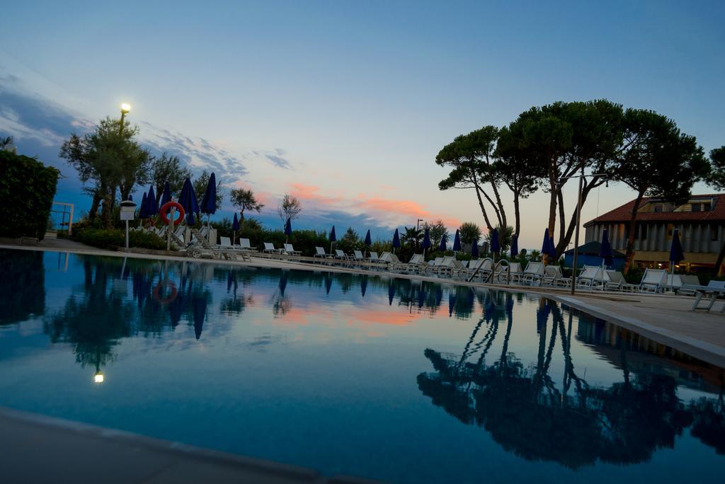 Fantinello Hotel Caorle Buitenkant foto