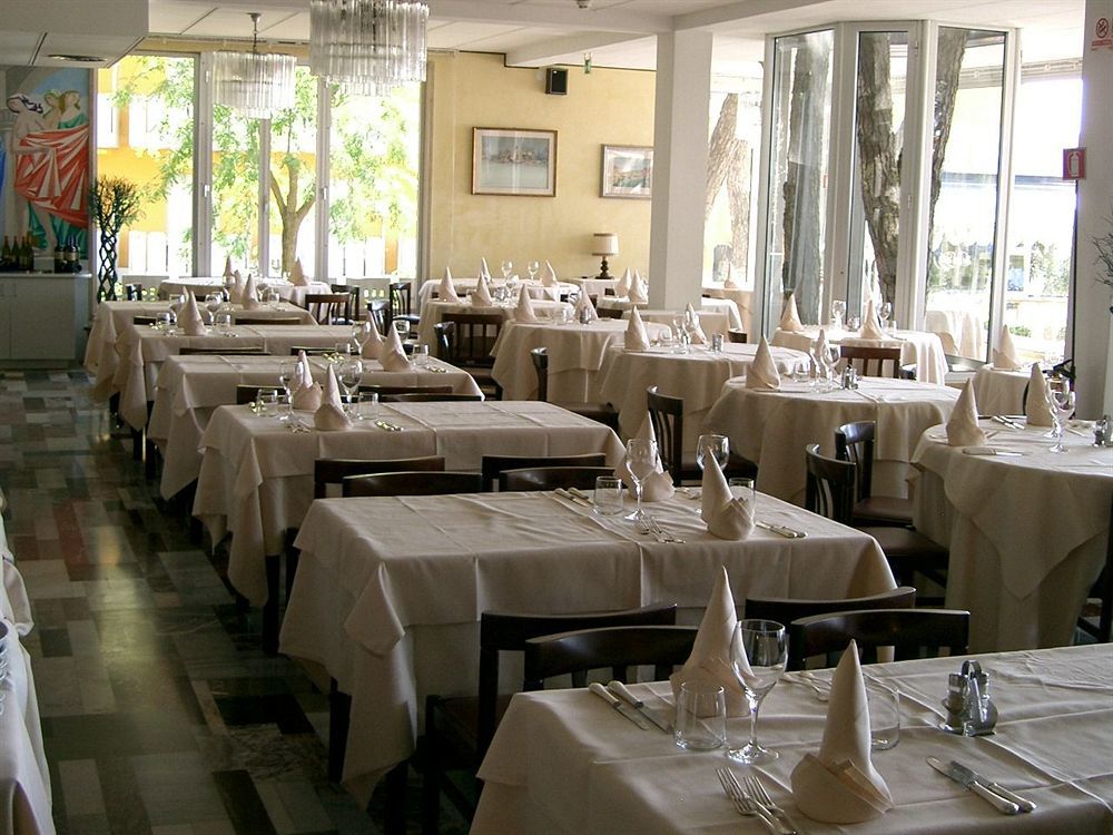 Fantinello Hotel Caorle Buitenkant foto