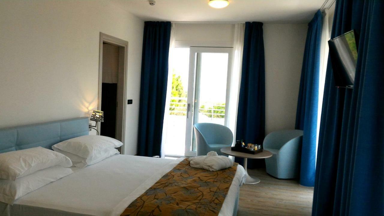 Fantinello Hotel Caorle Buitenkant foto